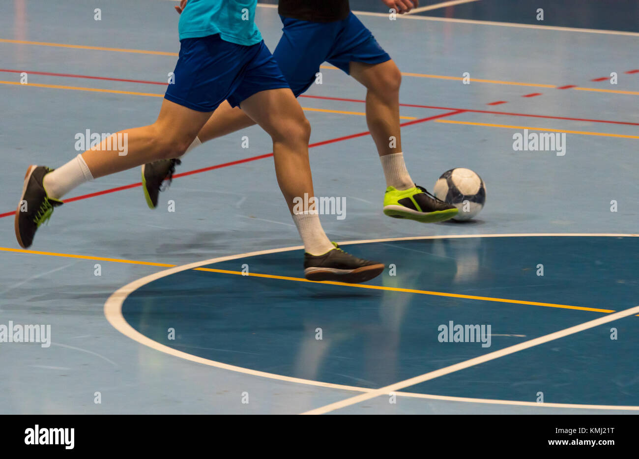 Joueur avec la balle dans la salle de sport Banque D'Images