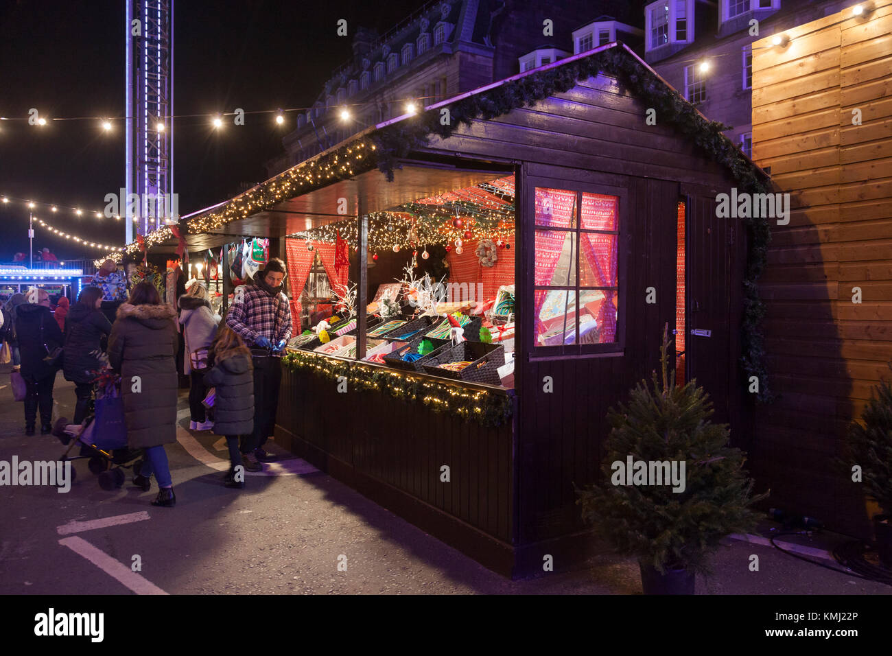 Vendeur et les piétons à un décrochage de la confiserie nouveauté : Marché de Noël à la rue George à Edinburgh's Christmas 2017. Un cadeau est adjacent de décrochage Banque D'Images