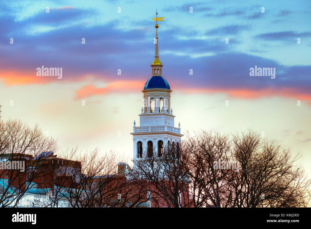Lowell House, Université Harvard. blanc Bell Tower, célèbre dôme bleu ciel, coucher de soleil, scène d'hiver. Banque D'Images