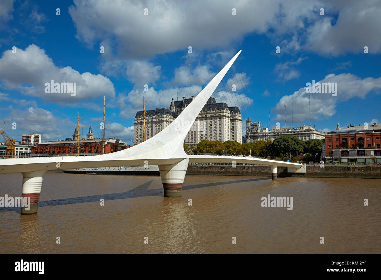 Puente de la mujer (pont de la femme) à travers rio darsena sur, et l'édifice libertador, Puerto Madero, Buenos Aires, Argentine, Amérique du Sud Banque D'Images