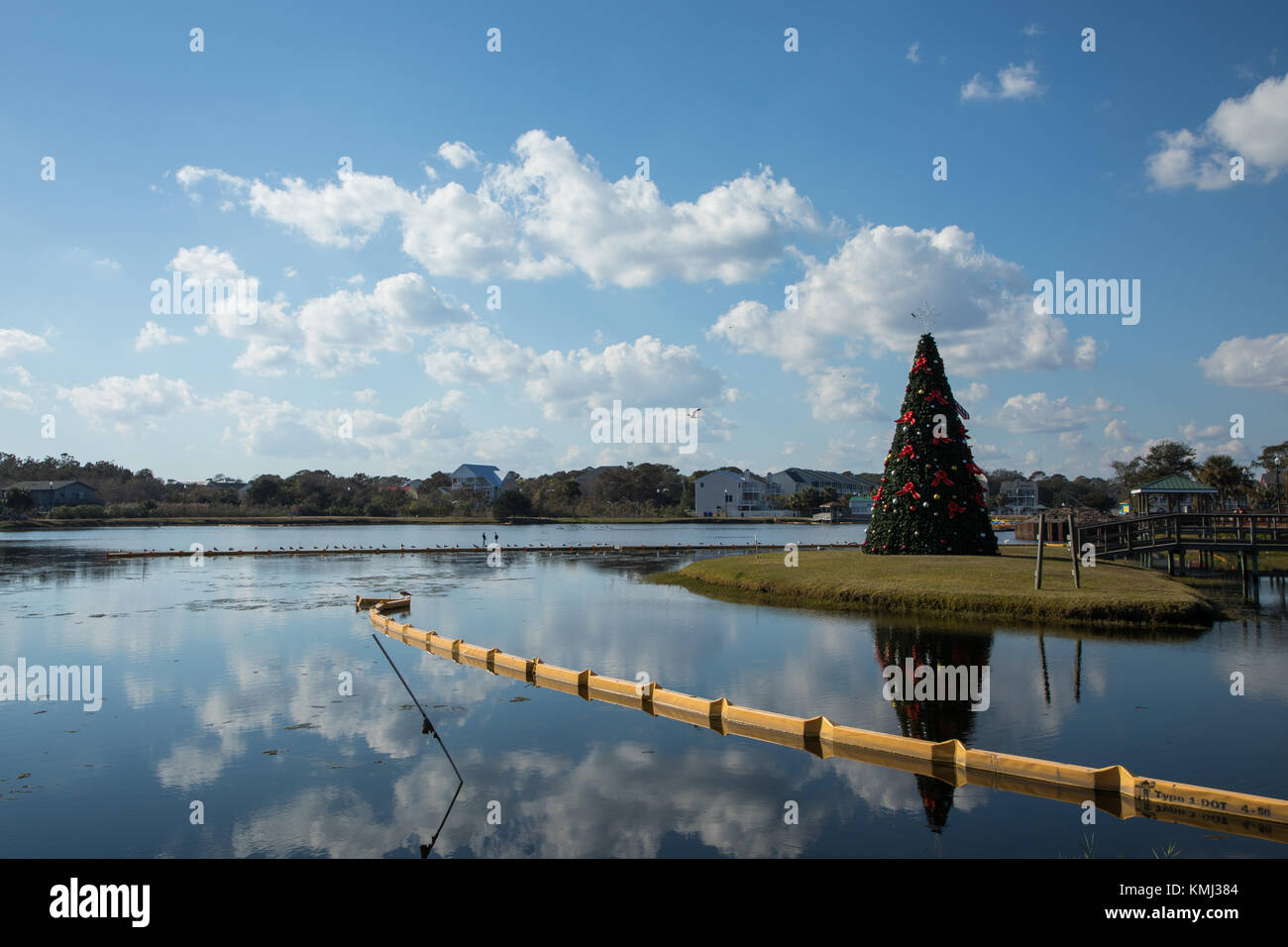 Arbre de Noël au milieu d'un lac dans la région de Carolina Beach Banque D'Images