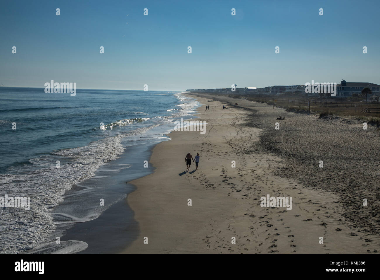 Couple marche main dans la main le long de la plage en Caroline du Nord Banque D'Images