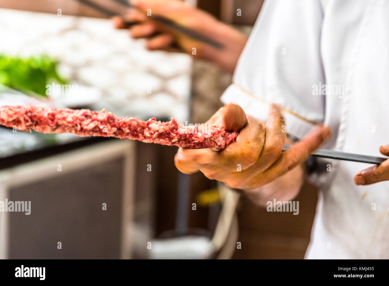 Man main préparer de délicieux plats turcs traditionnels shish kebab brochette faite d'agneau foie. Banque D'Images