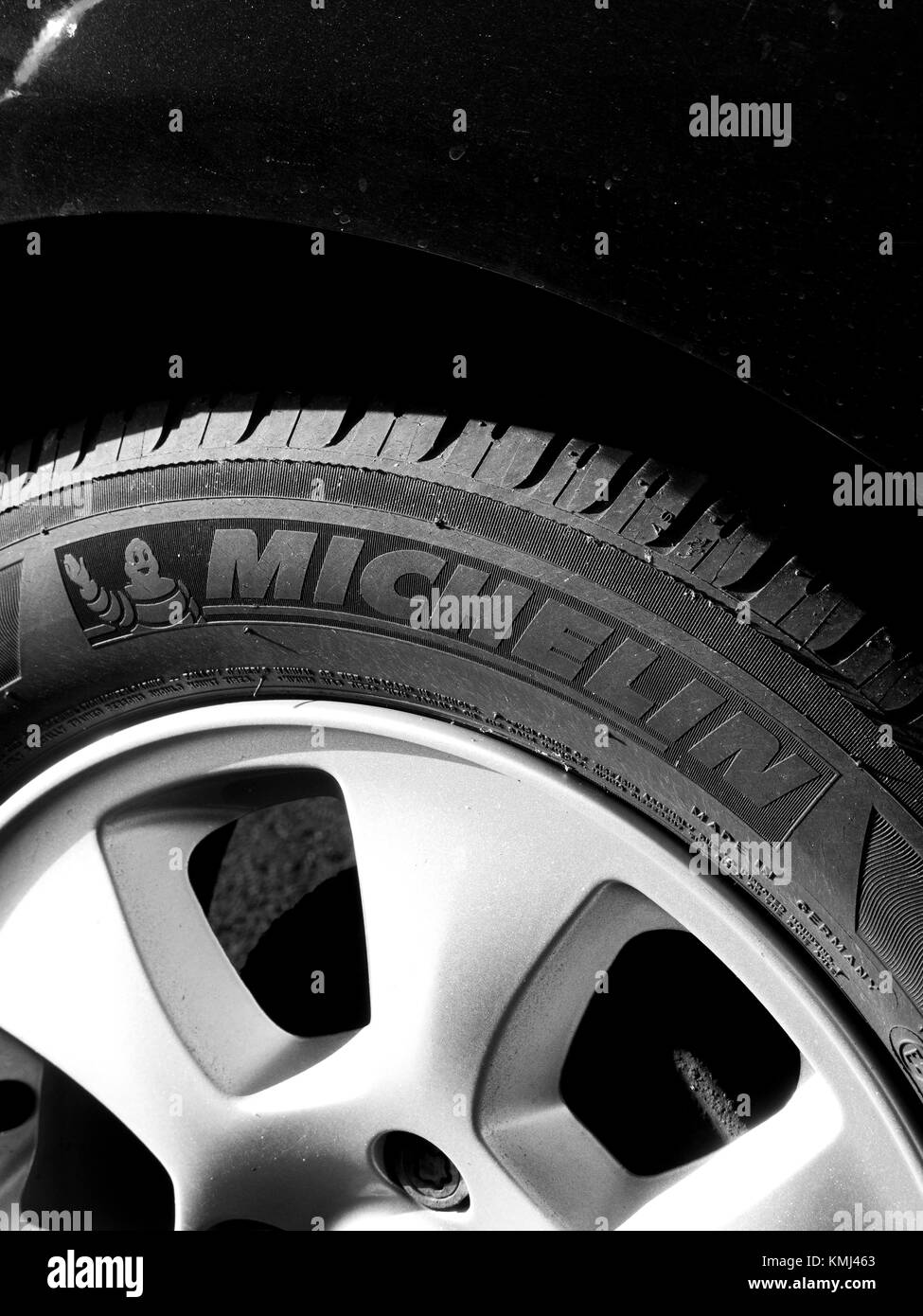 Pneu Michelin sur jante en alliage de véhicule, constructeur français fondé en 1889 Banque D'Images