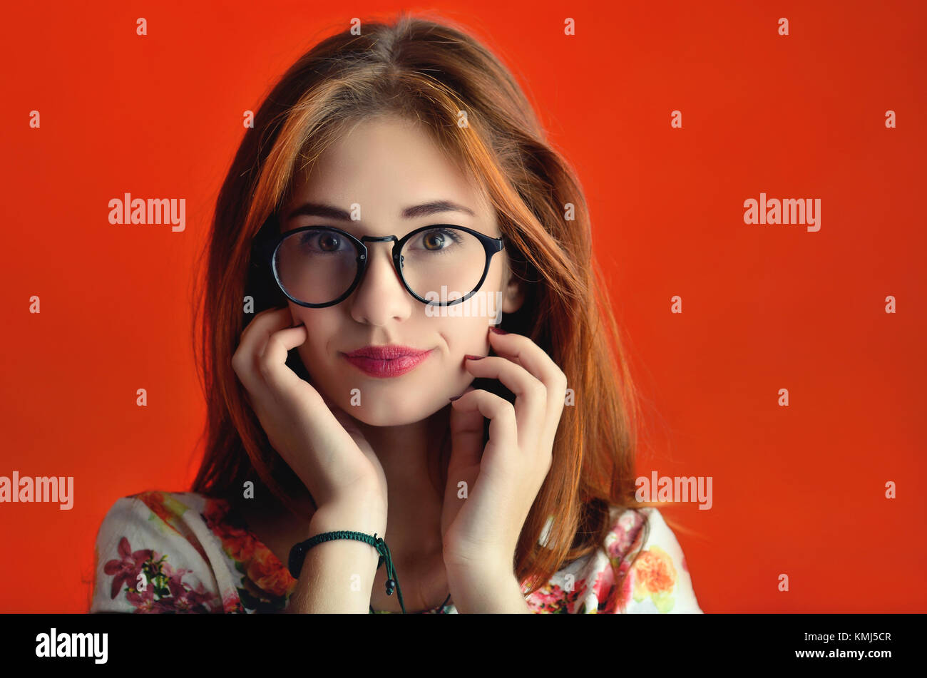 Jeune Fille Avec Des Lunettes Rouges Banque De Photographies Et D