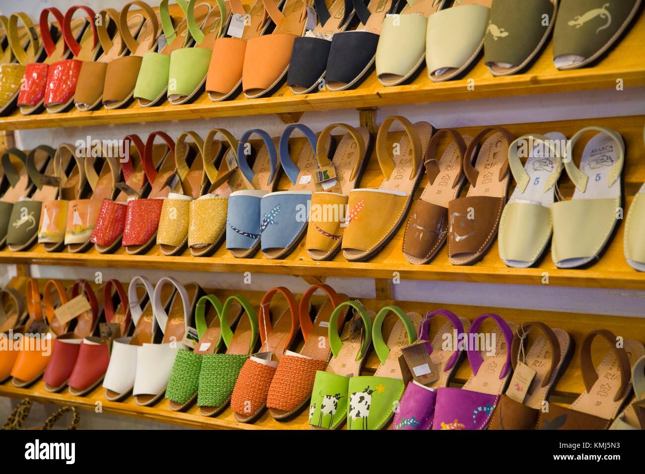 Abarca sandales boutiques. Chaussures typiques. Ville de Mahón. Maó  Municipalité. L'île de Minorque. Îles Baléares. Espagne Photo Stock - Alamy