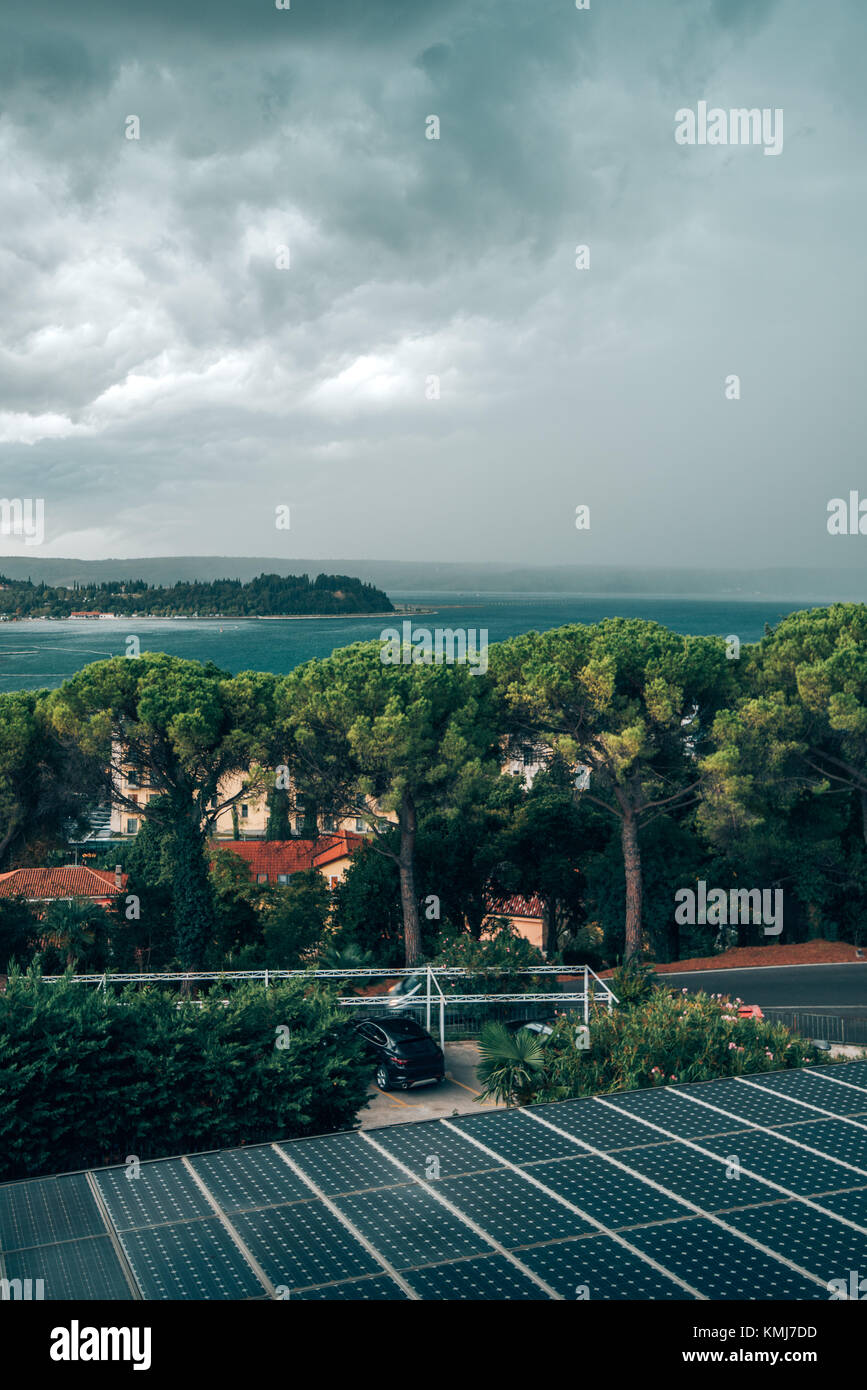 Les nuages orageux sur l'Portoroz, une petite ville à côte slovène à la mer Adriatique Banque D'Images