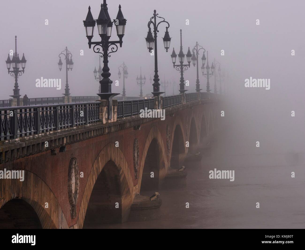La France. Nouvelle Aquitaine. Gironde. 'Pont de pierre' bridge dans le brouillard, à Bordeaux. Banque D'Images