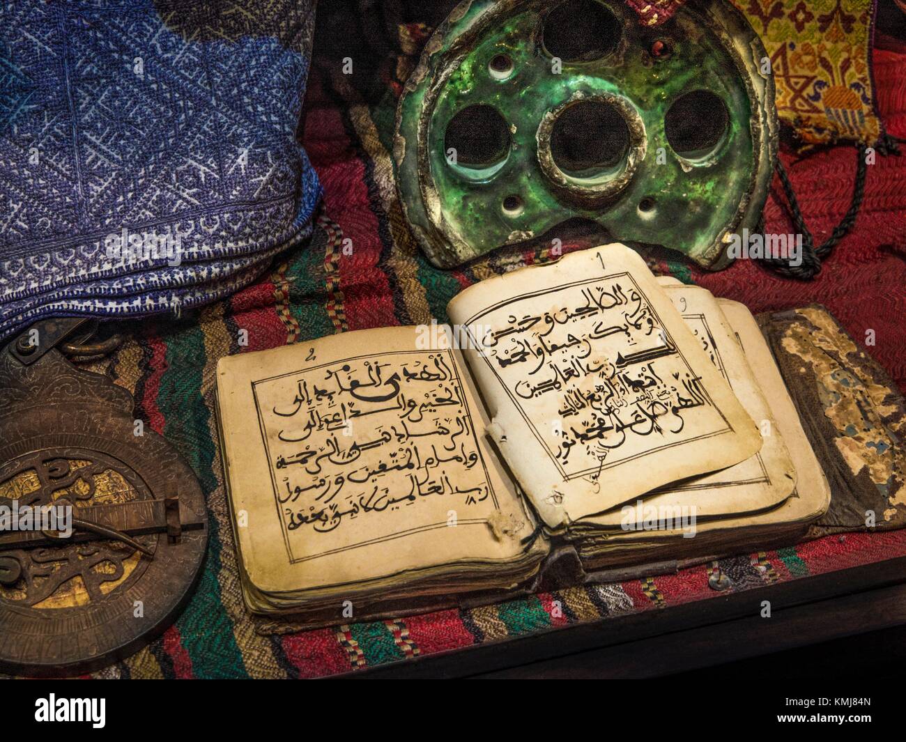 Maroc, Fès, ancien livre religieux, 18e siècle, un astrolabe, une encre fort, et quelques vieux morceaux de textiles. Banque D'Images