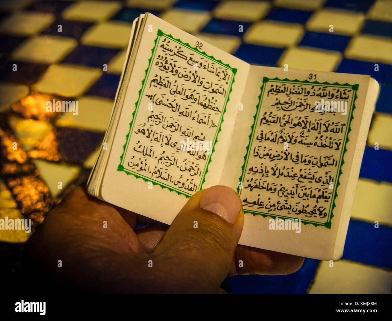 Maroc, Fès, livre de poche religieux pour protéger contre l''oeil mauvais',... Banque D'Images