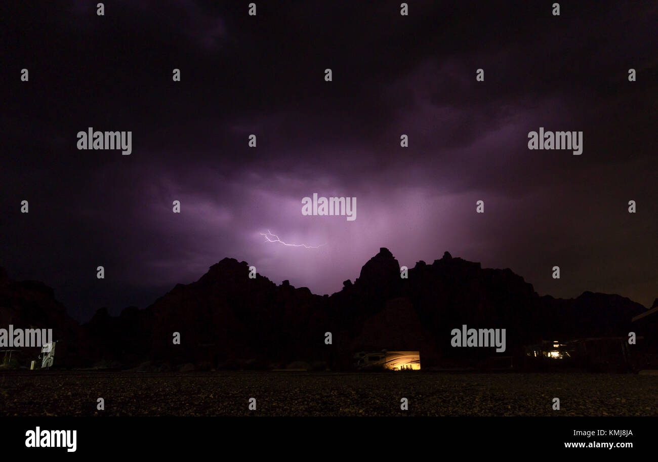 La Vallée de Feu, NV - 29 juillet 2016 : la foudre pendant un orage de nuit dans un terrain de camping dans le parc national de la Vallée de Feu. Banque D'Images
