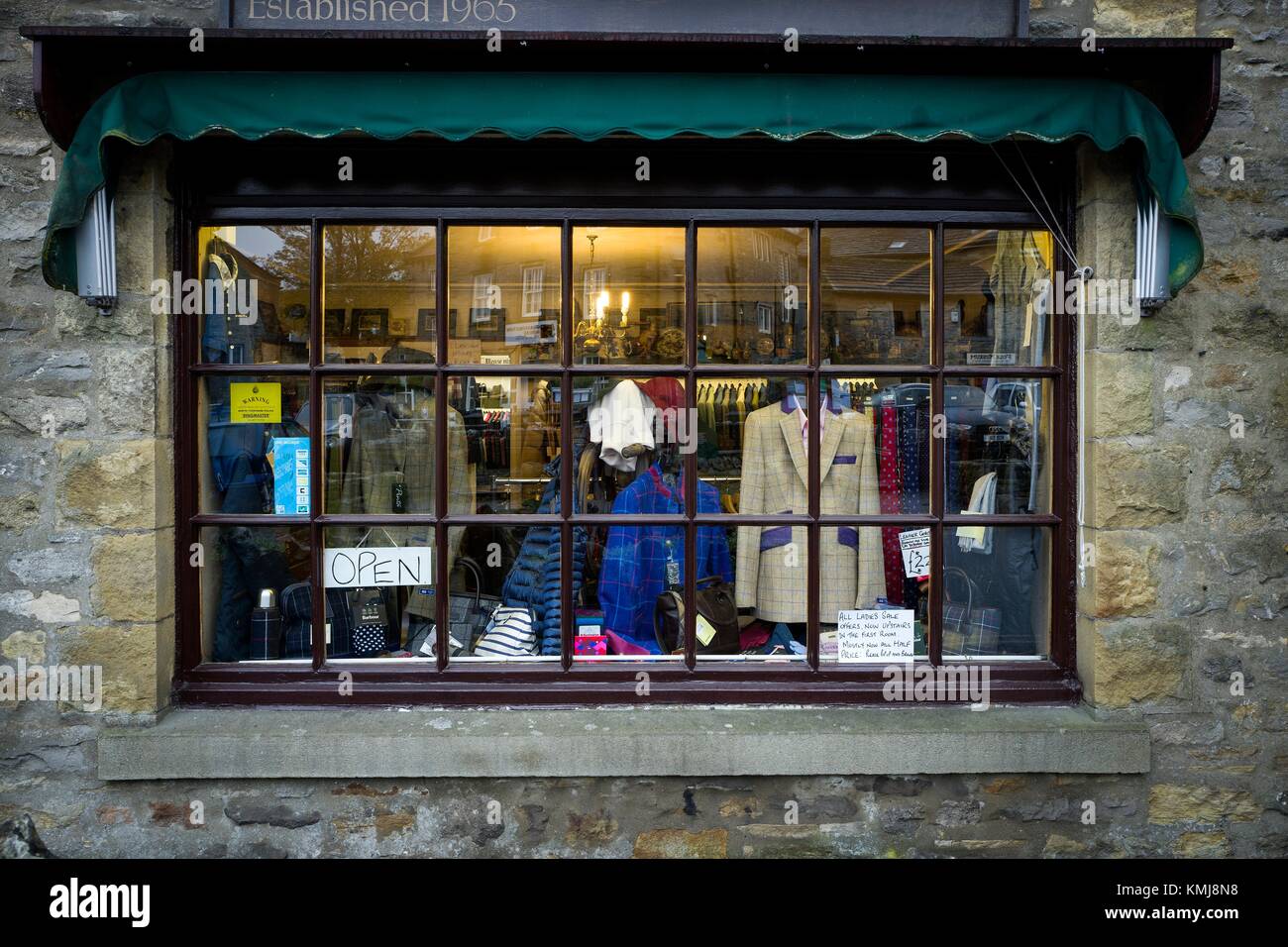 Vitrine d'un magasin de vêtements traditionnels anglais avec le signe  'Ouvrir'. Grassington, Yorkshire Dales, Skipton, Yorkshire du Nord, au  Royaume-Uni Photo Stock - Alamy