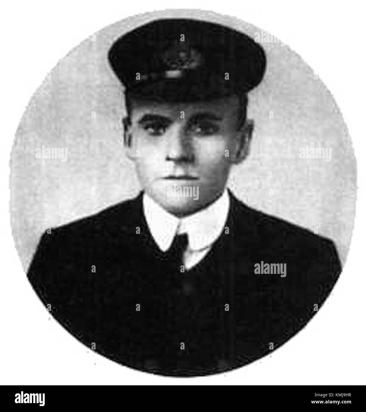 Charles Lightoller était le deuxième officier du RMS Titanic. Il est connu pour ses actions héroïques pendant le naufrage, où il a aidé de nombreux passagers à se mettre en sécurité. Son héritage est une partie importante de l'histoire du Titanic et de l'héroïsme maritime. Banque D'Images
