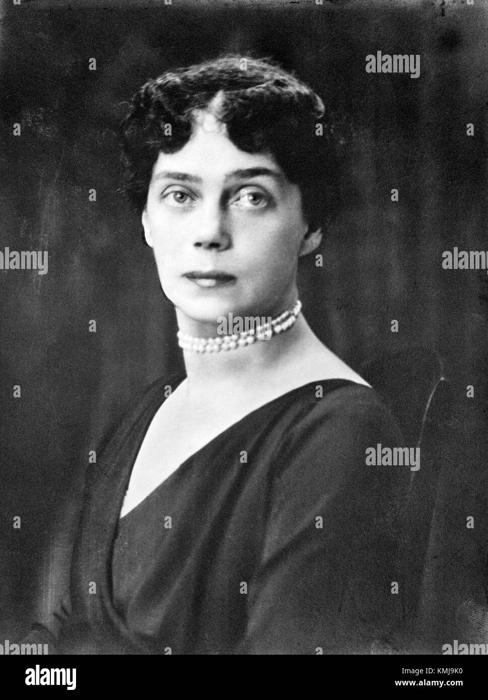 Xenia Alexandrovna, une aristocrate russe, était connue pour ses liens avec la famille Romanov et son rôle dans la société russe au début du XXe siècle. Ce portrait capture son élégance et son noble fond dans les années 1920 Banque D'Images