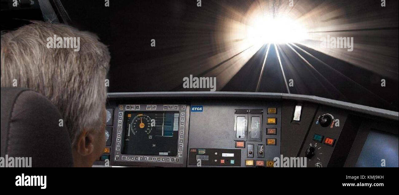 Le tunnel ETCS II fait référence au système européen de contrôle des trains (ETCS) de niveau 2, un système de signalisation et de contrôle conçu pour améliorer la sécurité et l'efficacité dans les tunnels ferroviaires. Il assure la communication entre les trains et les équipements de voie pour une meilleure gestion de la vitesse et de la circulation des trains. Banque D'Images