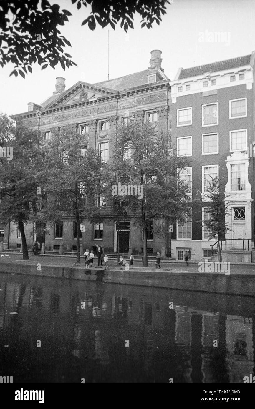 Le Trippenhuis est un bâtiment emblématique d'Amsterdam, aux pays-Bas, connu pour son architecture classique et son importance historique. Construit au 17ème siècle, il est l'un des monuments les plus remarquables d'Amsterdam. Le Trippenhuis abrite aujourd'hui l'Académie Royale des Sciences néerlandaise, symbole du riche patrimoine architectural et culturel du cityÂ€™s. Banque D'Images