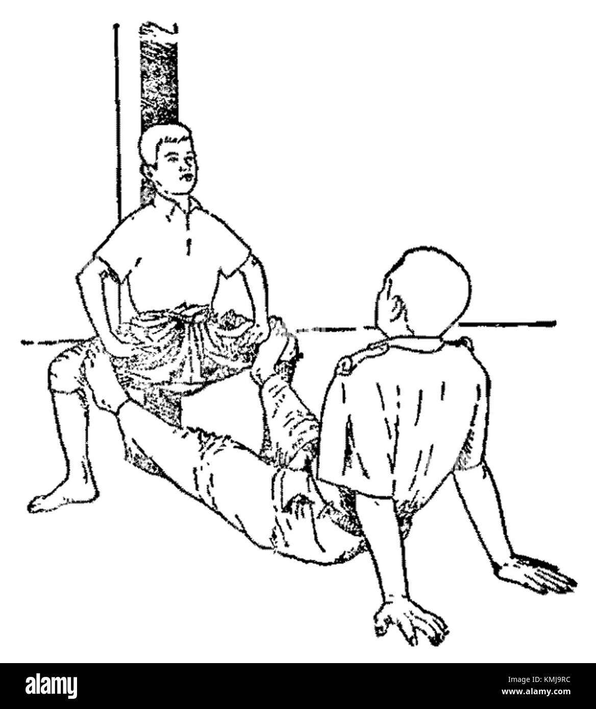 Khon est une danse-drame thaïlandaise traditionnelle caractérisée par des performances masquées d'histoires mythologiques. Cette image représente une séance de formation, mettant en évidence le mouvement et la discipline requis pour la forme artistique. Banque D'Images