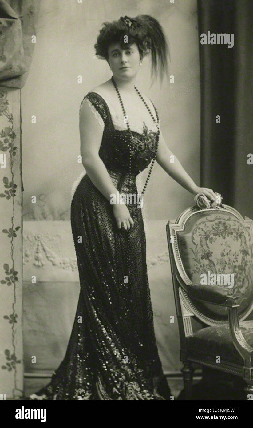 Kitty Gordon était une actrice et chanteuse anglaise active au début du XXe siècle. Elle est connue pour ses performances sur scène, en particulier dans les comédies musicales et les opéras, et apporte plusieurs contributions notables aux arts de la scène au cours de sa carrière à l'époque édouardienne. Banque D'Images