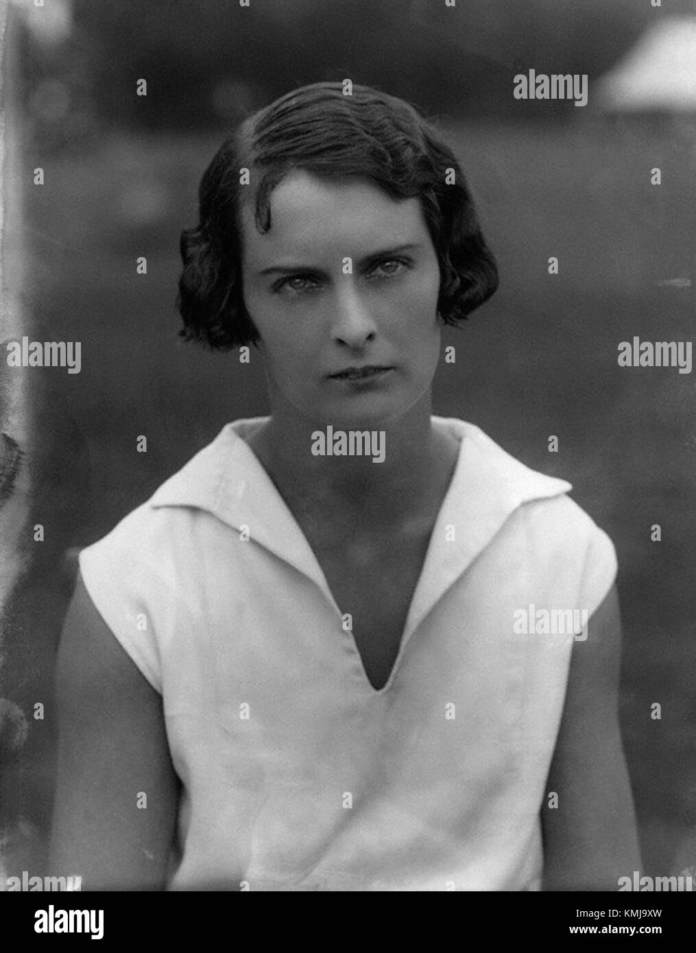 Un portrait de Joan Lycett, actrice anglaise des années 1920 Cette photographie recadrée met en valeur son expression et le style de l’époque. Banque D'Images
