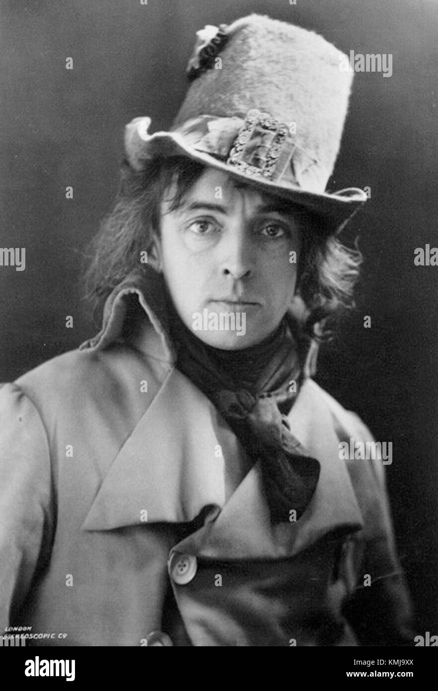 John Martin-Harvey, acteur anglais, connu pour ses performances théâtrales, notamment à la fin du XIXe siècle. Son travail dans le théâtre, y compris des rôles shakespeariens, lui a valu une reconnaissance dans l'histoire du drame britannique. Banque D'Images