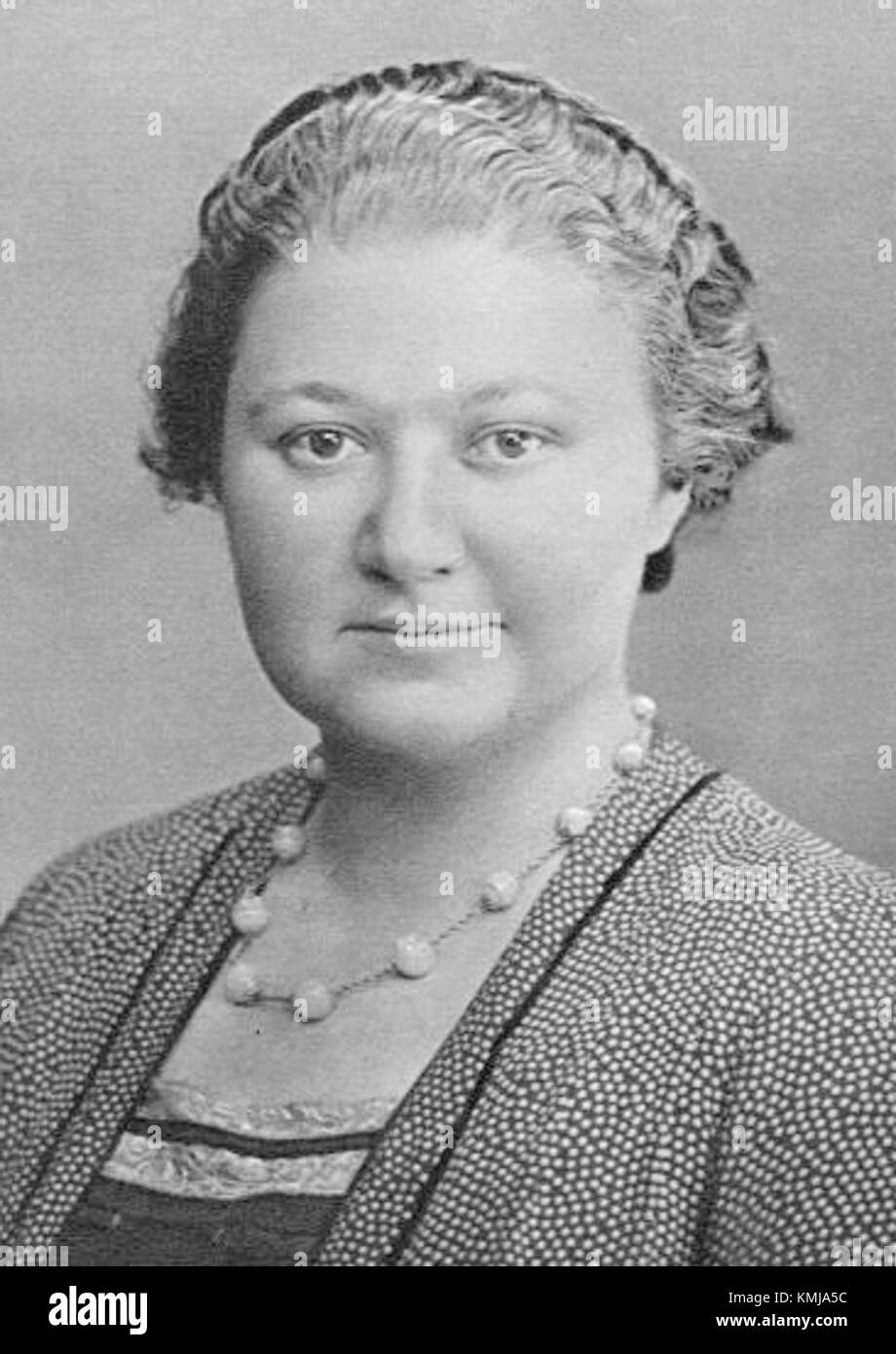 Vera Menchik, pionnière du jeu d'échecs du début du XXe siècle, était une figure de renommée mondiale dans la communauté des échecs. Cette photographie de 1933 la capture pendant sa prime, soulignant son héritage comme l'une des premières femmes à concourir au plus haut niveau aux échecs. Banque D'Images