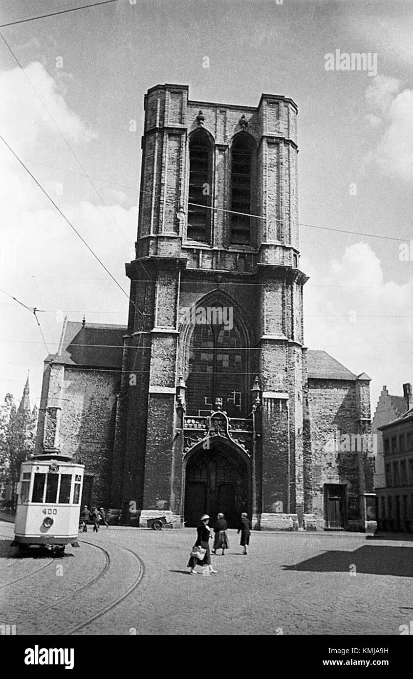 Cette photographie représente un tramway passant près de l'église Saint Michaelâ€™ à Gand, en Belgique. Le tramway est un exemple de transport urbain moderne qui croise avec l'architecture historique, mettant en valeur le mélange de l'ancien et du nouveau dans le paysage urbain de cityÂ€ ™. Banque D'Images