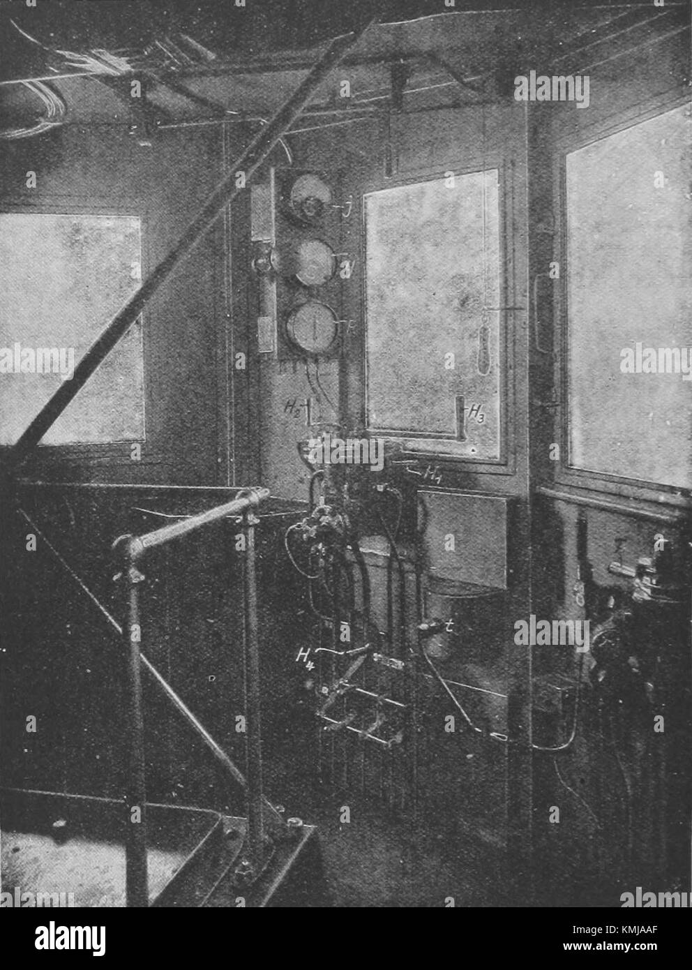 Cette photographie montre l'intérieur de la locomotive Valtellina de 1904. L'image met en évidence le design technologique du début du XXe siècle et les caractéristiques intérieures d'une locomotive à vapeur classique. Banque D'Images