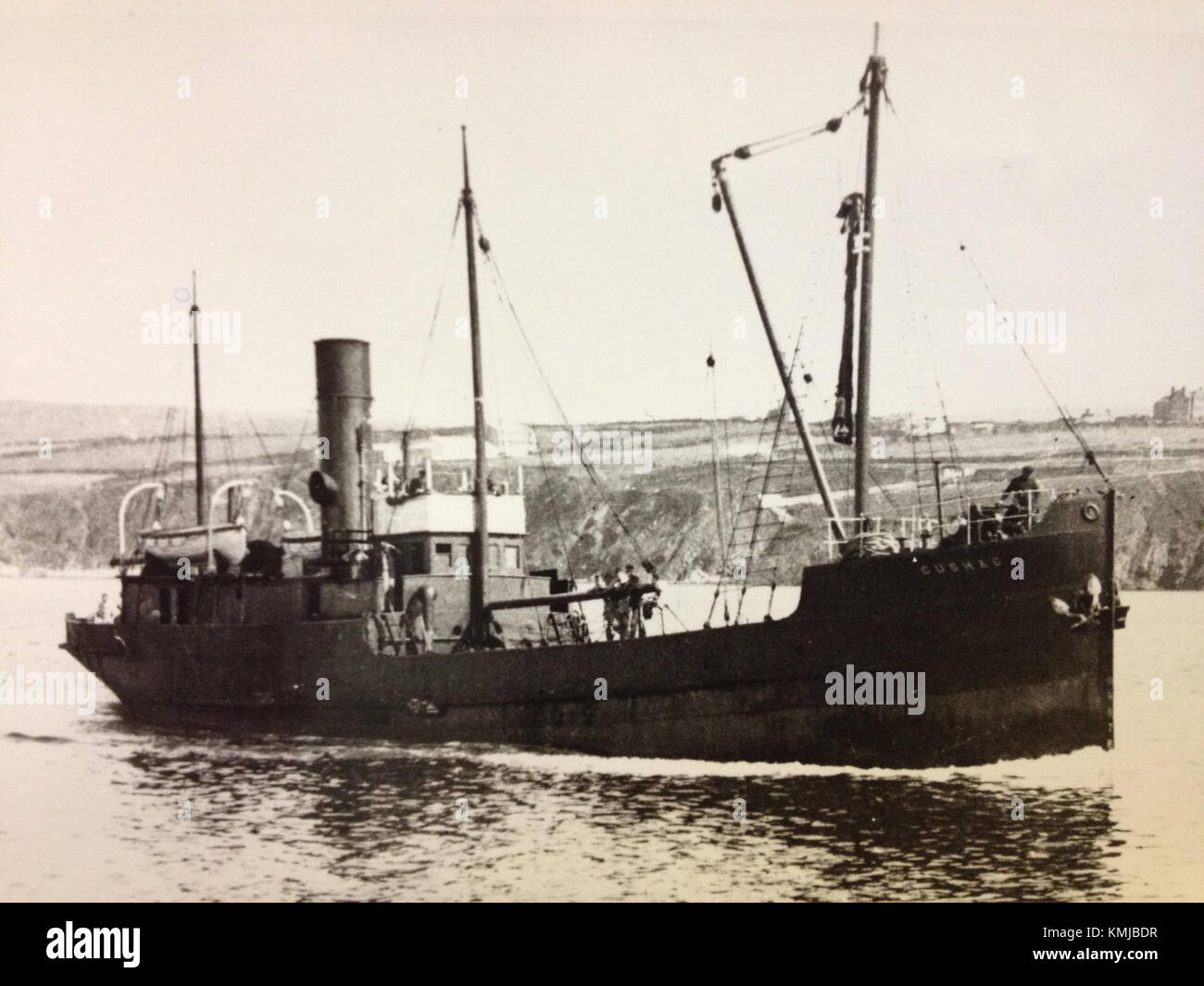 Le SS Cushag, un navire à vapeur connu pour son service autour de l'île de Man, est vu approcher Peel, une ville portuaire de l'île. Cette image illustre l'importance historique du transport maritime dans la région. Banque D'Images