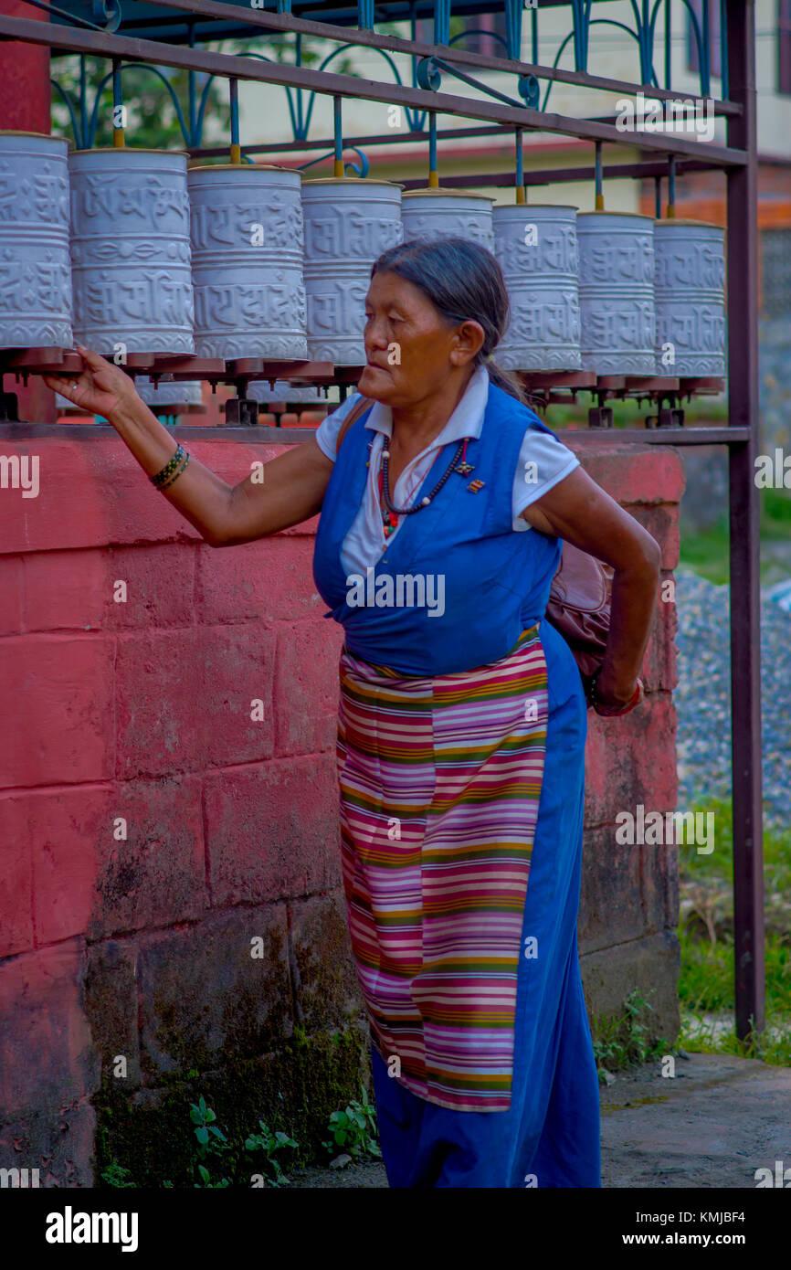 Pokhara, Népal - 06 octobre 2017 : close up of Tibetan femme marche dans la rue à tashi ling village. tashi ling est l'un des camp de réfugiés tibétains au Népal Banque D'Images