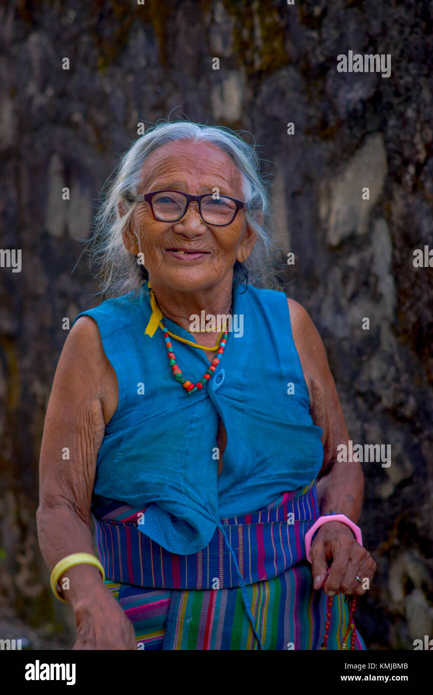 Pokhara, Népal - 06 octobre 2017 : vieille femme tibétaine qui pose pour appareil photo de tashi ling village. tashi ling est l'un des camp de réfugiés tibétains au Népal Banque D'Images