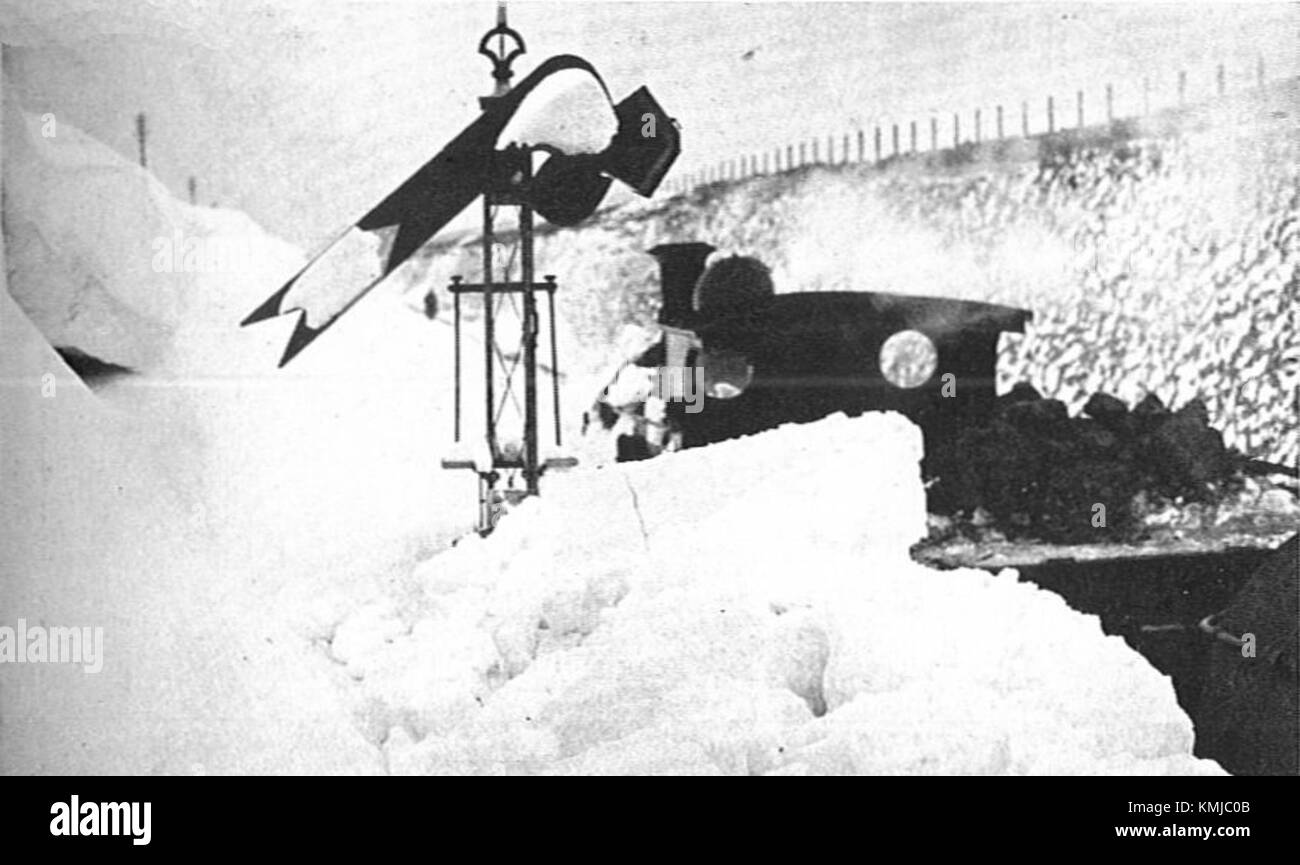 Une photographie de Noël 1927 montrant une déneigement près d'Amesbury sur le Southern Railway, illustrant les défis auxquels sont confrontés les transports pendant l'hiver. Banque D'Images