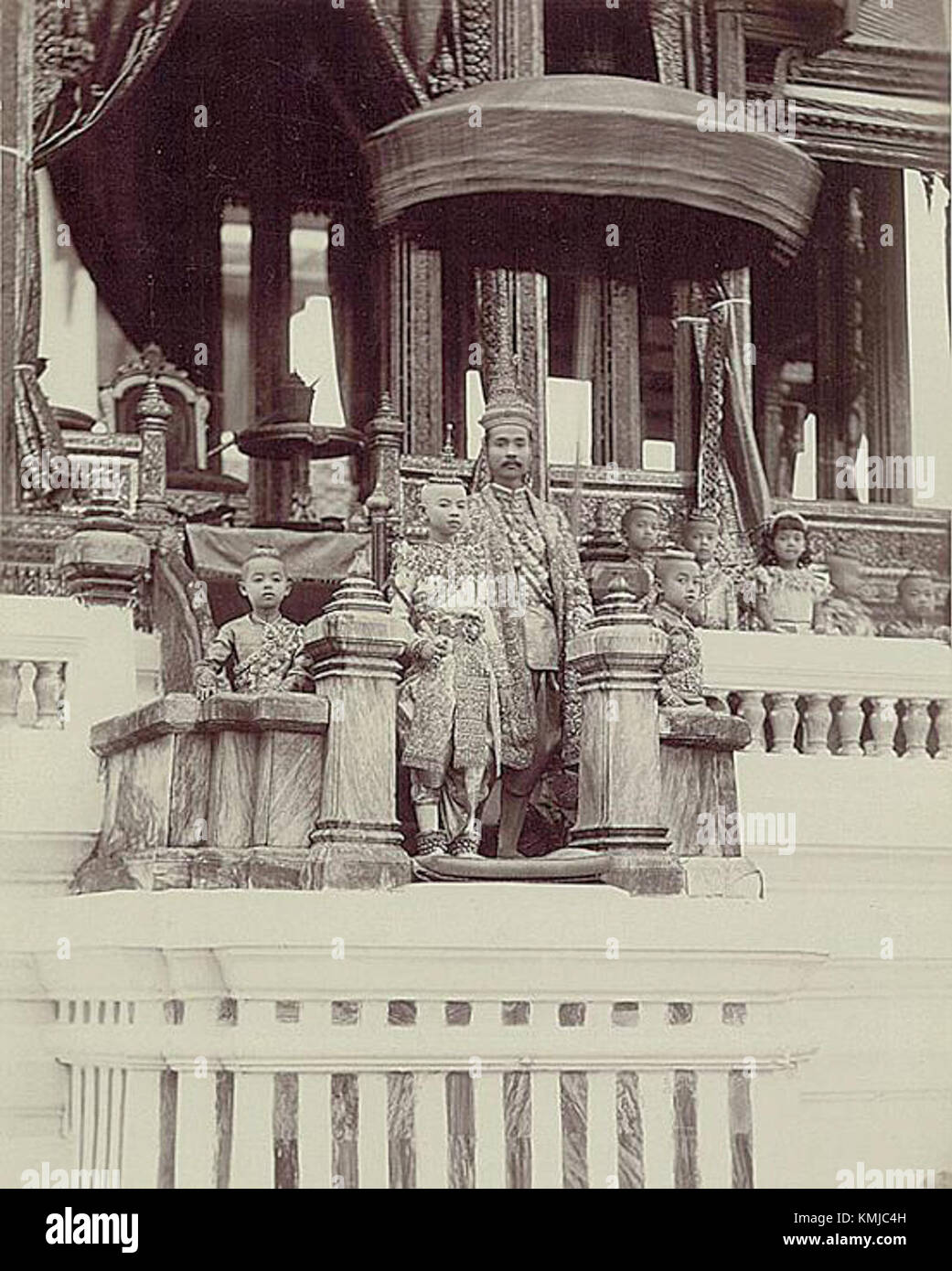 Cette photographie ou œuvre d'art représente le roi Chulalongkorn de Thaïlande au Grand Palais, reflétant son rôle important dans l'histoire et la monarchie thaïlandaises. Banque D'Images