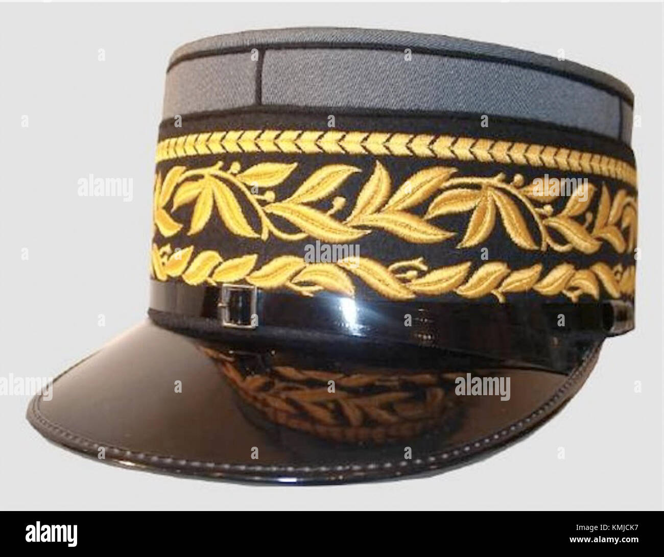 Un kepi General est une casquette militaire généralement portée par les officiers de diverses armées. La casquette est reconnue pour sa forme distinctive et son histoire, en particulier dans la tradition militaire française, où elle est devenue emblématique dans le cadre de l'uniforme des officiers de haut rang. Banque D'Images