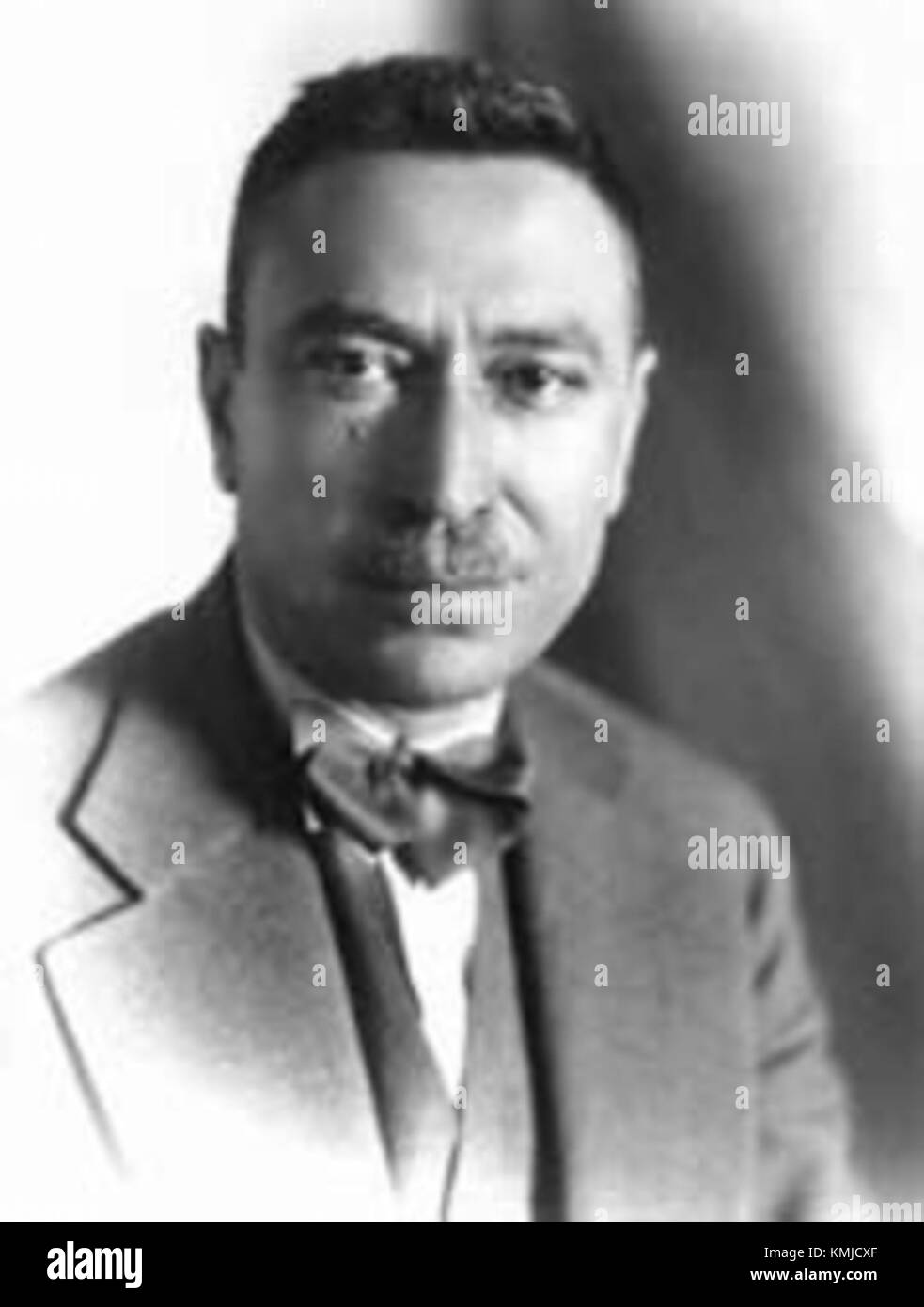 Mustafa Hilmi Bey (1867-1929) est une figure turque de premier plan née à Beypazarı, Ankara. Il était connu pour ses contributions à l'agriculture, en particulier dans l'élevage de la chèvre d'Ankara, qui est réputée pour son mohair. Il a également été gouverneur de district et a été activement impliqué dans la scène politique au début du XXe siècle, y compris la participation à des événements politiques importants et des réformes. Banque D'Images