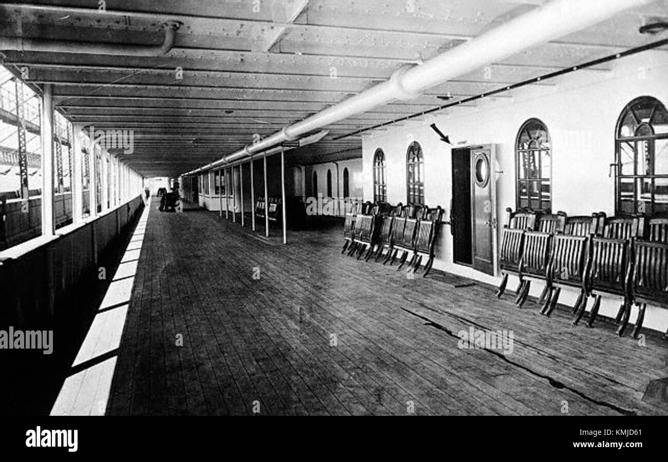 Le RMS Olympic, un paquebot britannique, comportait un pont de promenade qui faisait partie intégrante de l'expérience de luxe du navire. Il a été conçu pour les promenades tranquilles et offrait une vue sur l'océan pendant le voyage. L'Olympic, lancé en 1911, faisait partie de la White Star Line et servait de navire jumeau au Titanic. Banque D'Images