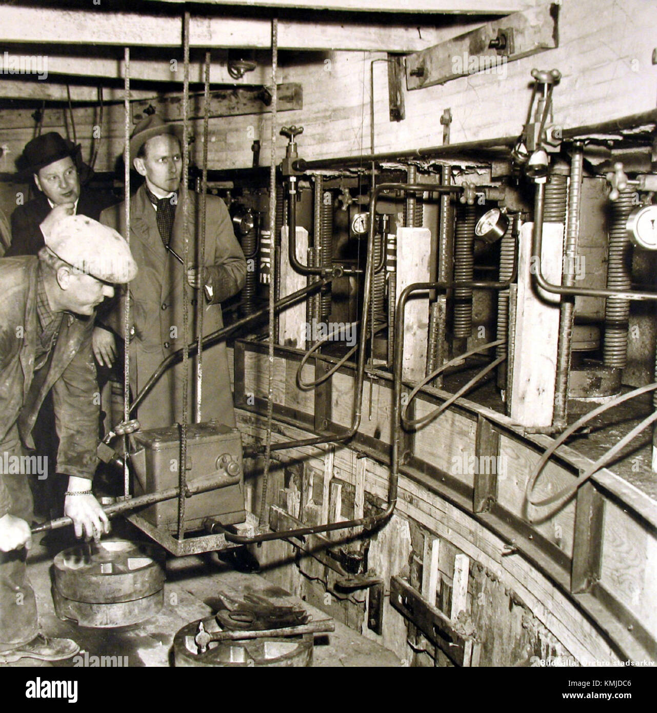 Svampen Domkraft, un vérin hydraulique suédois, est conçu pour soulever des charges lourdes dans diverses applications industrielles et mécaniques. Cet outil est utilisé pour soulever des voitures, des machines et d'autres gros articles en toute sécurité et efficacement. Banque D'Images