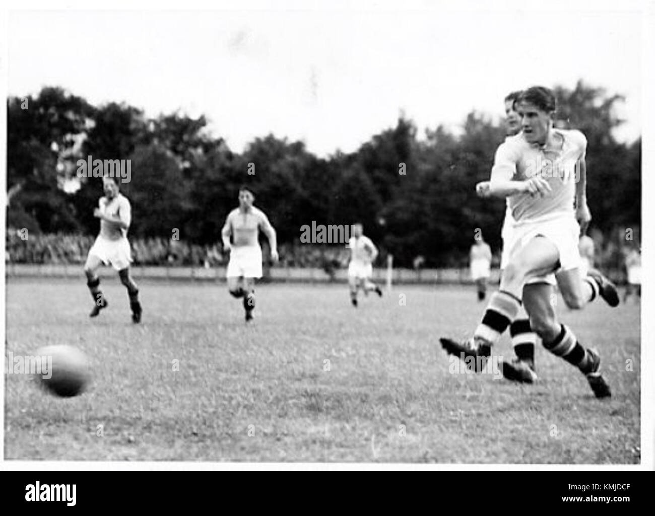Stellan Nilsson était une figure notable du football suédois, ayant joué pour le Malmö FF (MFF). Connu pour ses contributions au football suédois dans les années 1970, Nilsson a joué un rôle important dans le succès de l'équipe et est connu pour son dévouement et son esprit sportif. Banque D'Images