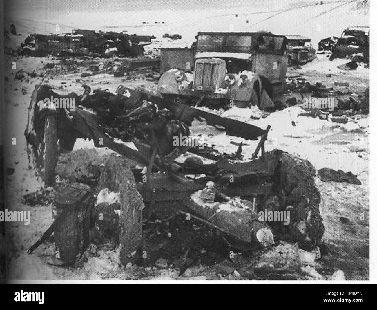 Cette image montre un camion naufragé, capturé sur une scène d'accident. Les dommages causés au véhicule sont révélateurs d'un accident important, avec des débris entourant la zone, soulignant l'impact de l'incident. Banque D'Images