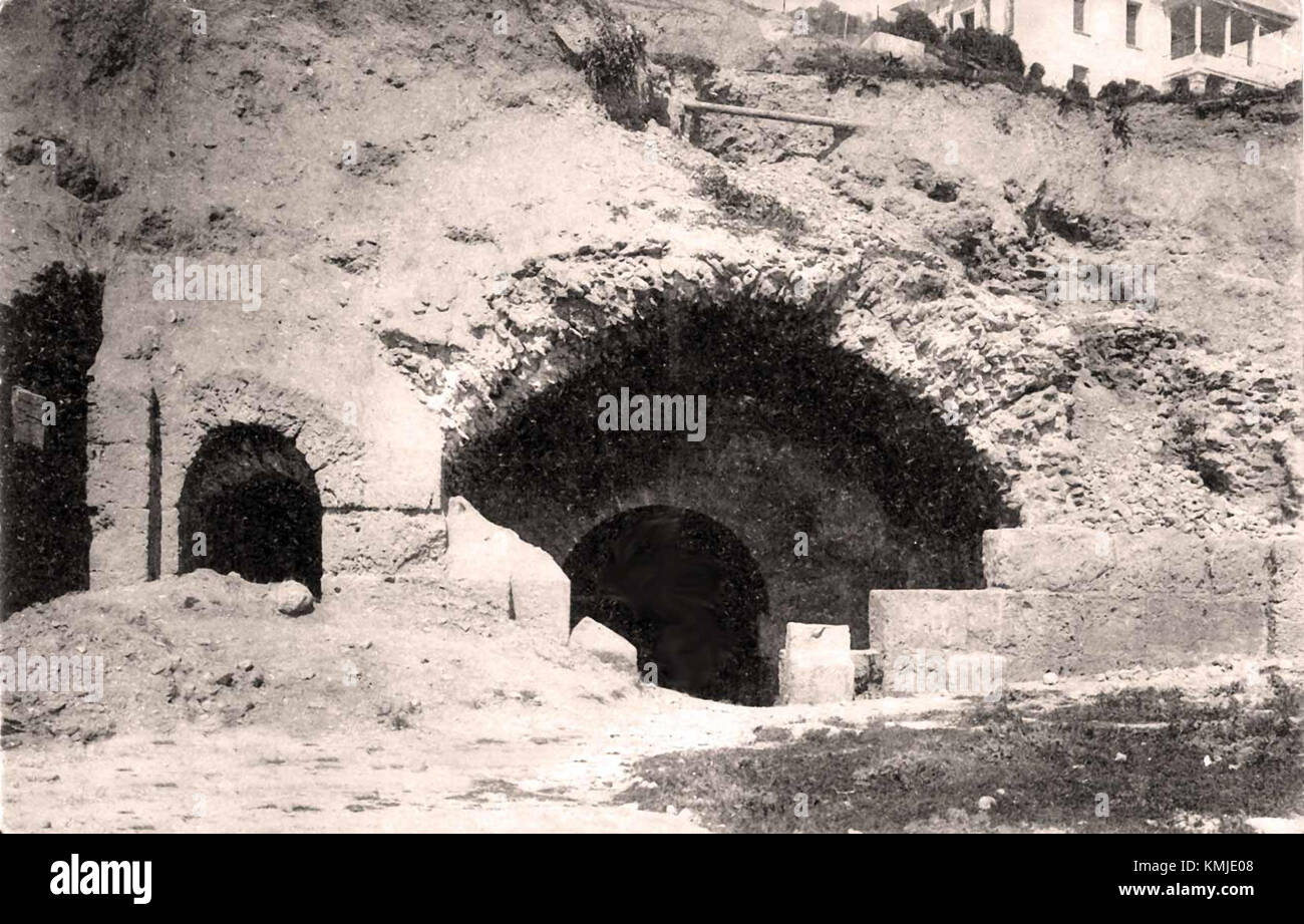 Il s'agit probablement d'un événement ou d'une exposition présentant une collection de 1 000 amphores, d'anciens récipients en céramique qui ont été utilisés pour le stockage, le transport et le commerce dans l'antiquité. Banque D'Images