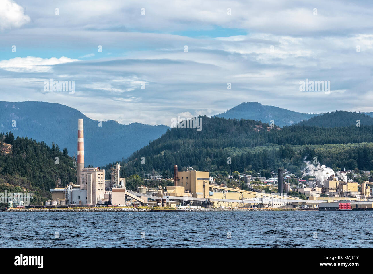 Le moulin à papier de Powell River (tiskwat) de Catalyst Paper, avec derrière lui le lieu historique de Powell River.Le moulin a fonctionné de 1912 à 2021. Banque D'Images