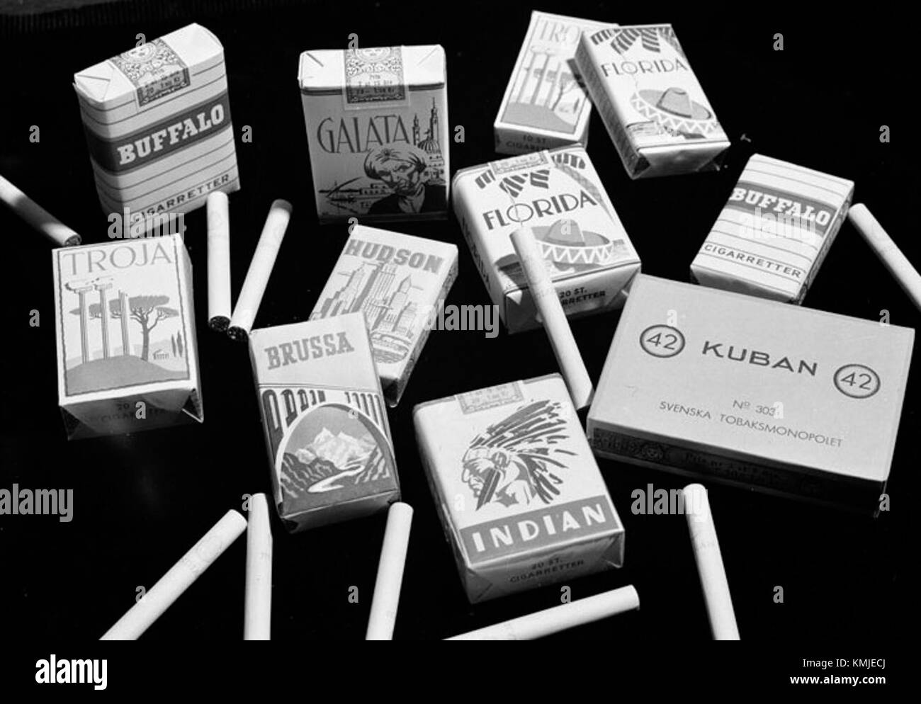 Tobaksmonopolet, établi en Suède, était un monopole public du tabac en 1942. Les produits issus de ce monopole reflètent le contrôle exercé par le gouvernement sur l'industrie du tabac durant cette période de l'histoire suédoise. Banque D'Images