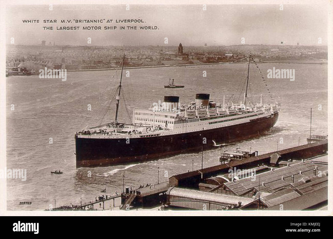 Le Britannic (III) était un paquebot britannique, le navire jumeau du célèbre RMS Titanic. Cette carte postale présente le navire pendant son service, symbolisant le génie maritime du début du XXe siècle. Banque D'Images
