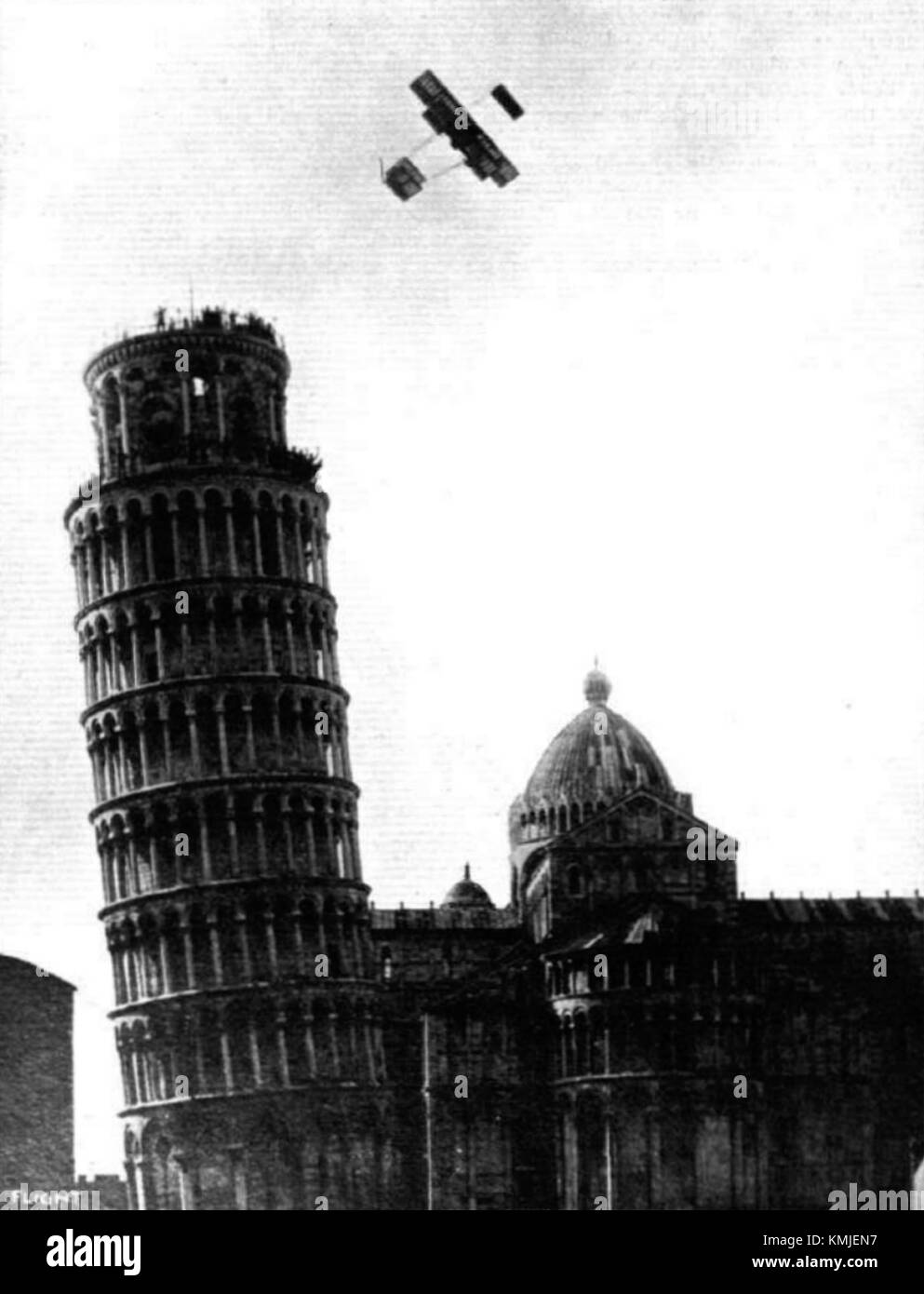 La Tour de Pise, située à Pise, en Italie, est l'un des monuments les plus emblématiques du monde. Connue pour son inclinaison, la tour est devenue un symbole de merveille architecturale et technique. Cette description met l'accent sur la structure unique de la tour et son importance historique. Banque D'Images