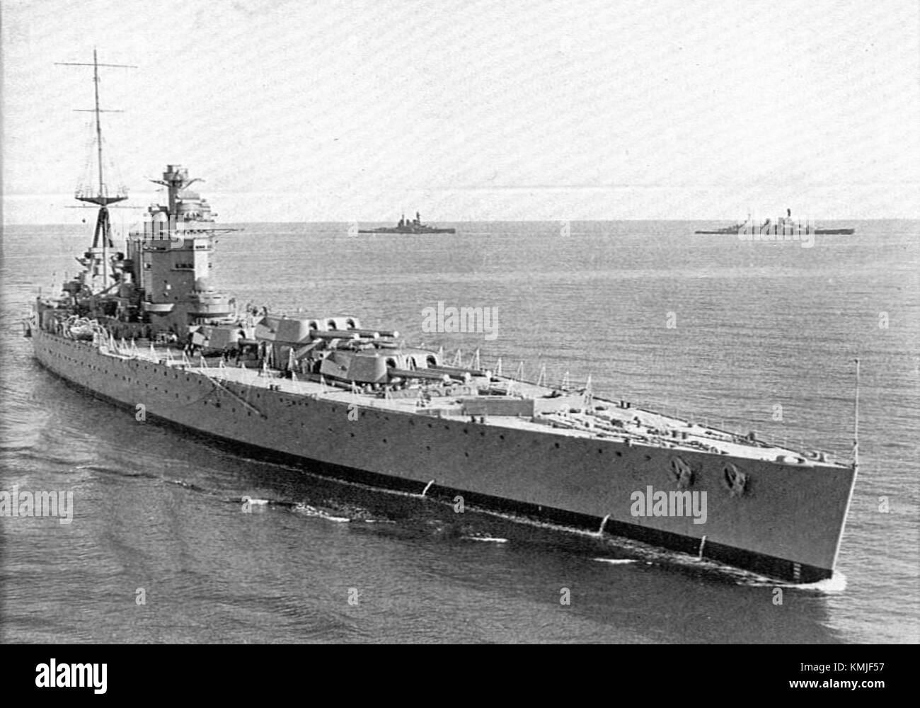 Le HMS Nelson, un cuirassé britannique, est présenté dans l'édition 1936 de Warships to-day. Le livre offre un compte rendu détaillé de l'histoire du navire et de son importance dans la guerre navale. Banque D'Images