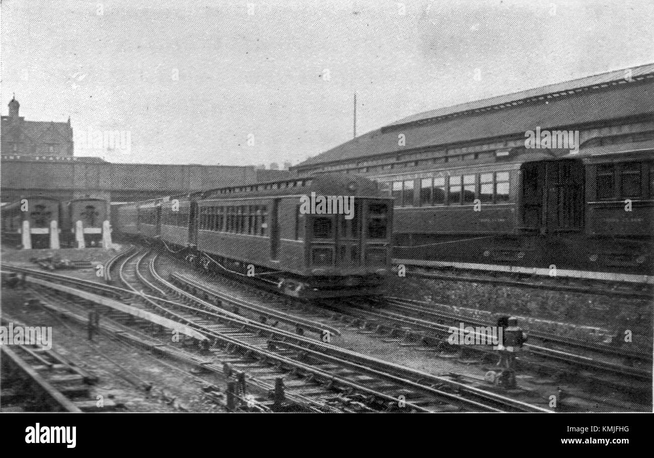 Le Mersey Railway, une partie importante du réseau ferroviaire britannique, a joué un rôle clé dans le transport dans la région du Merseyside, détaillé dans le livre 'All About Railways' de Hartnell. Banque D'Images
