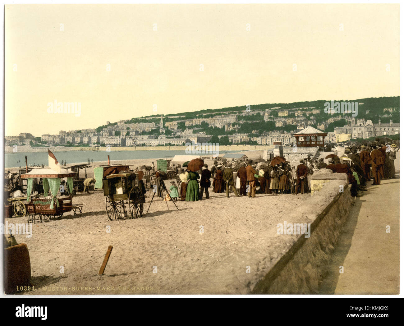 Weston-super-Mare, une ville côtière du Somerset, en Angleterre, est connue pour ses plages de sable fin et ses attractions balnéaires populaires. La région de Sands, en particulier, est un lieu incontournable pour les activités de loisirs, offrant des vues panoramiques sur le canal de Bristol et accueillant divers événements tout au long de l'année. Banque D'Images