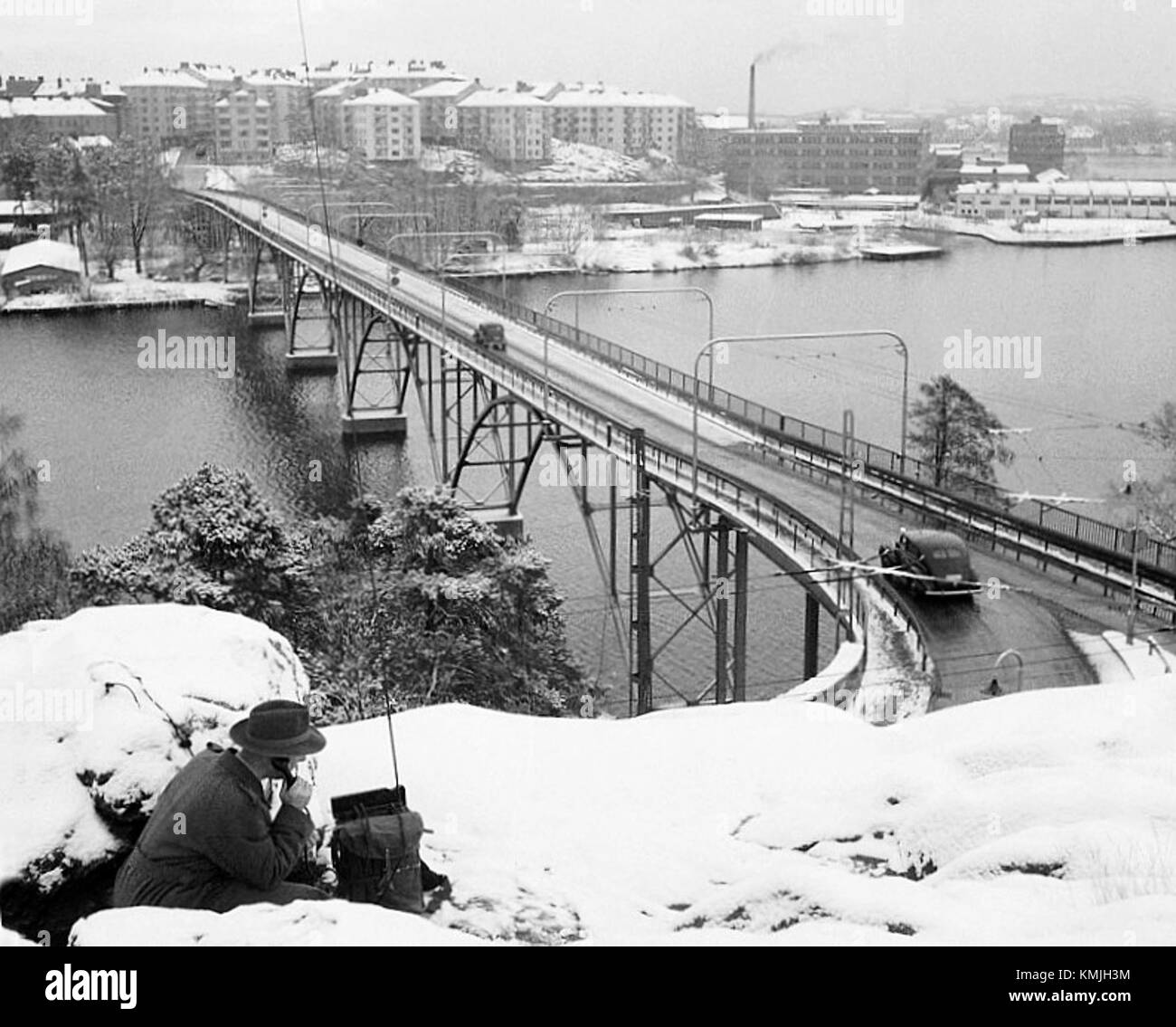 Une photographie de 1950 montrant le pont Stora Essingebron à Stockholm, en Suède, lors d'une opération de contrôle de vitesse, capturant un moment dans l'histoire des transports de la ville. Banque D'Images