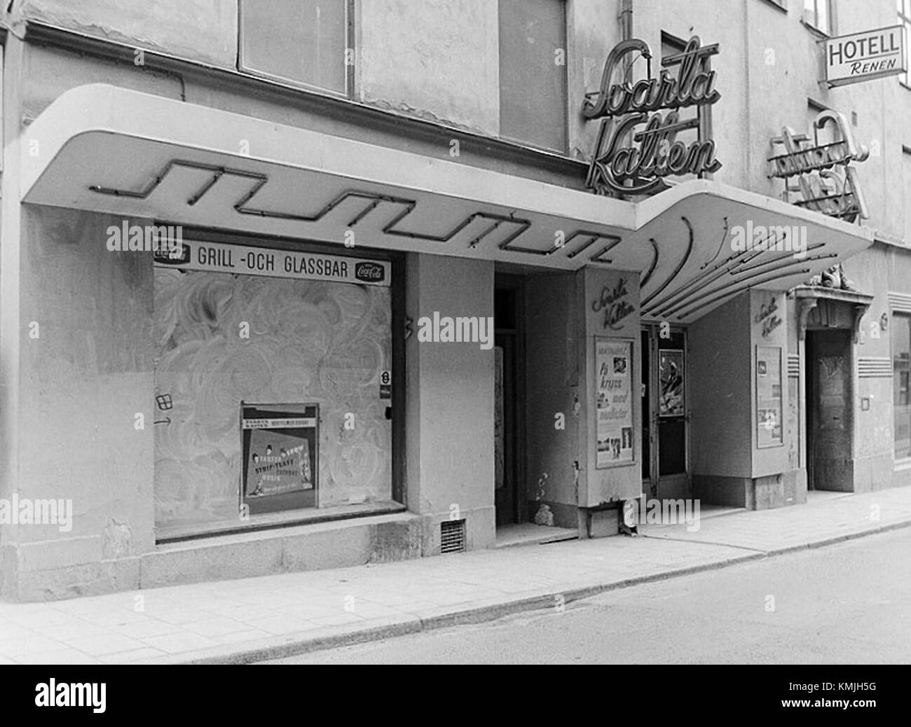 Svarta Katten (le chat noir) est un film suédois de 1965, connu pour son suspense et son drame. Il fait partie du genre de thriller criminel suédois, centré autour d'une intrigue mystérieuse et d'interactions intenses avec les personnages. Le film est connu pour son récit convaincant et est devenu une pièce influente dans le cinéma scandinave. Banque D'Images