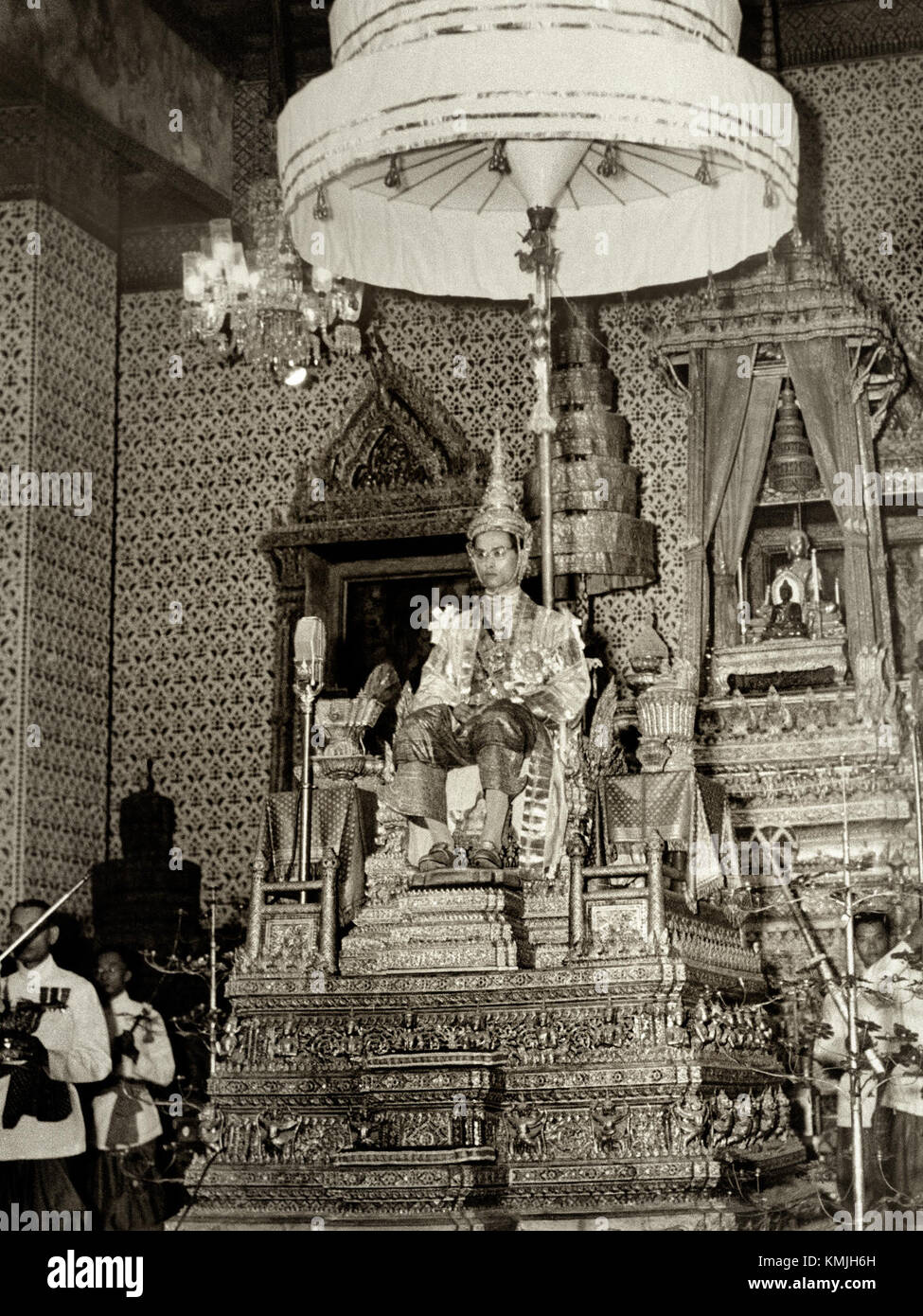 Le couronnement du roi Bhumibol Adulyadej de Thaïlande a eu lieu le 5 mai 1950. Le roi Bhumibol a été couronné au Grand Palais de Bangkok, marquant un moment important dans l'histoire thaïlandaise. Son règne a duré plus de sept décennies, faisant de lui l'un des monarques ayant régné le plus longtemps de l'histoire. Banque D'Images