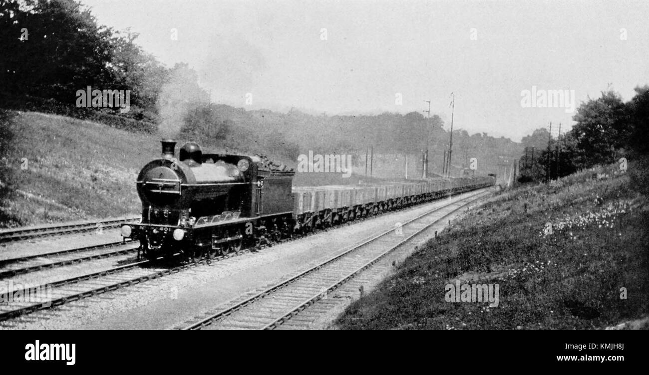 GNR 401 est une locomotive à vapeur historique, connue pour sa conception et son rôle dans le transport ferroviaire du début du XXe siècle. Construit en 1910, il faisait partie du Great Northern Railway et représentait un développement important dans les trains à vapeur. Banque D'Images